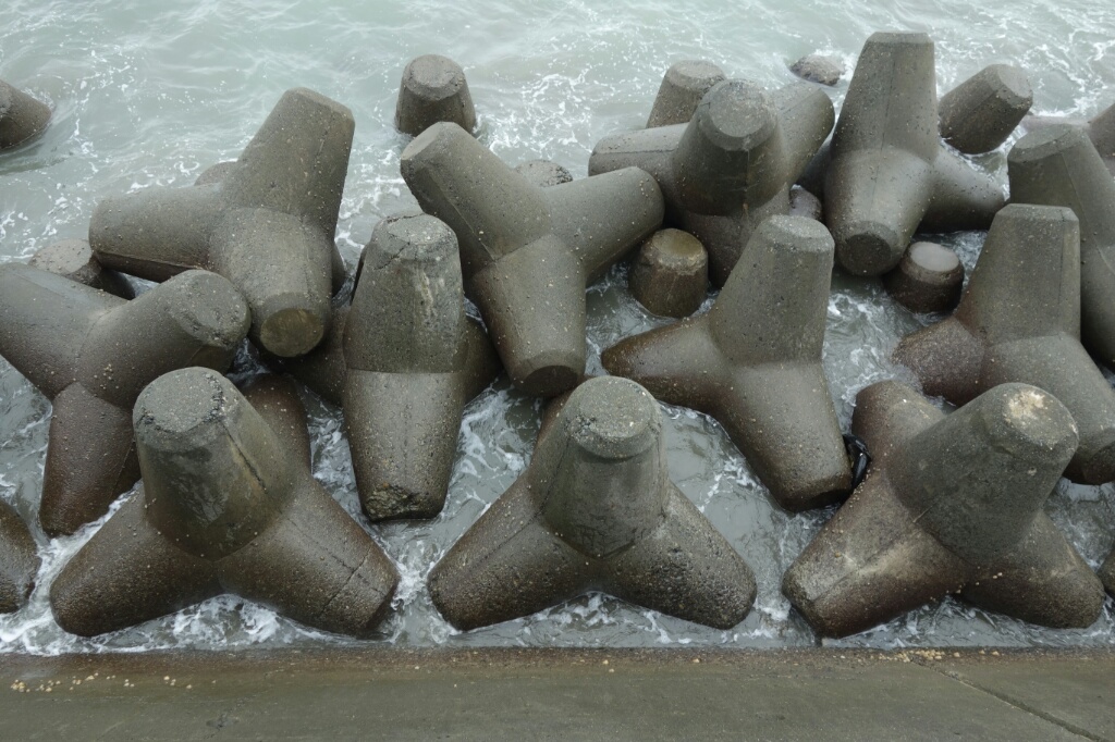 Erdbebenwogenschutzmauer