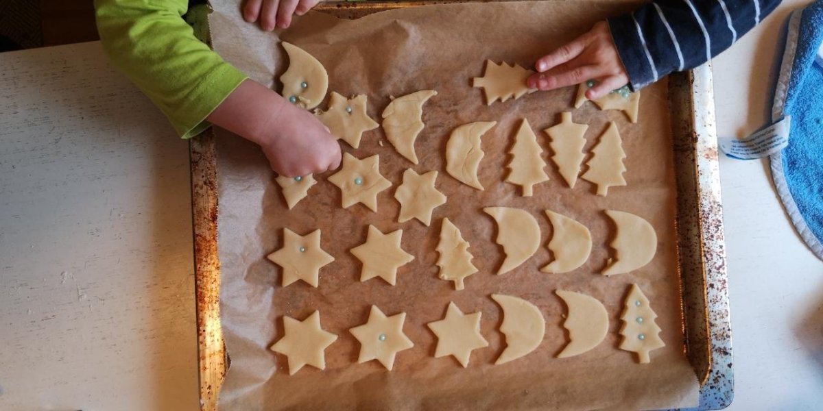 Kleine fleißige Kinderhände