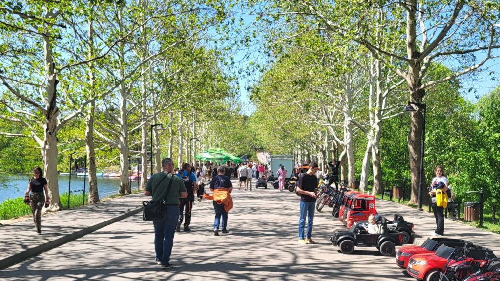 Menschen genießen das Maiwetter